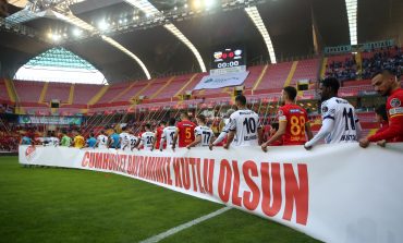 63 maçta futbolcular ve hakemler sahaya ‘Cumhuriyet’ pankartıyla çıktı
